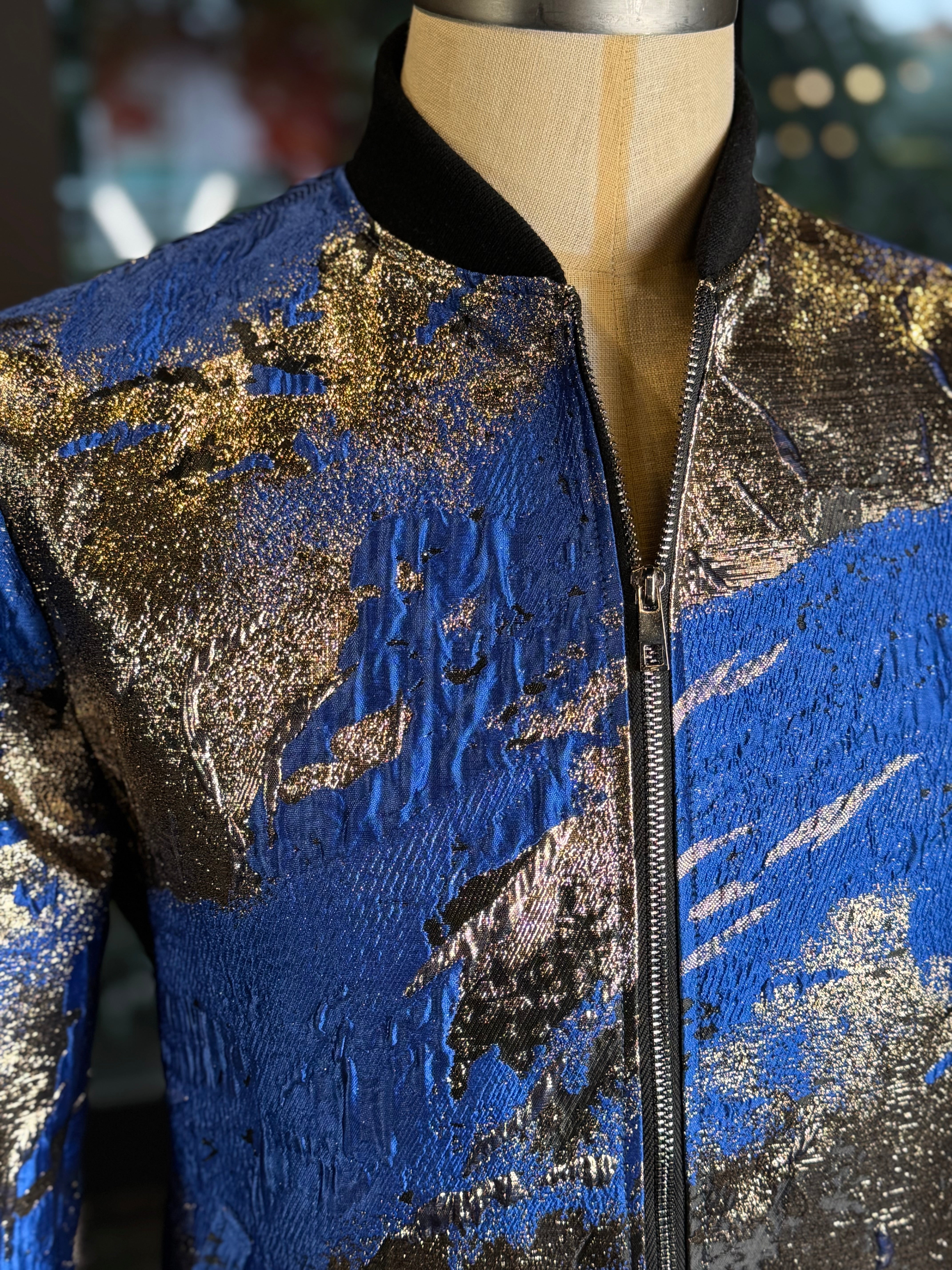 Bomber azul manchas oro