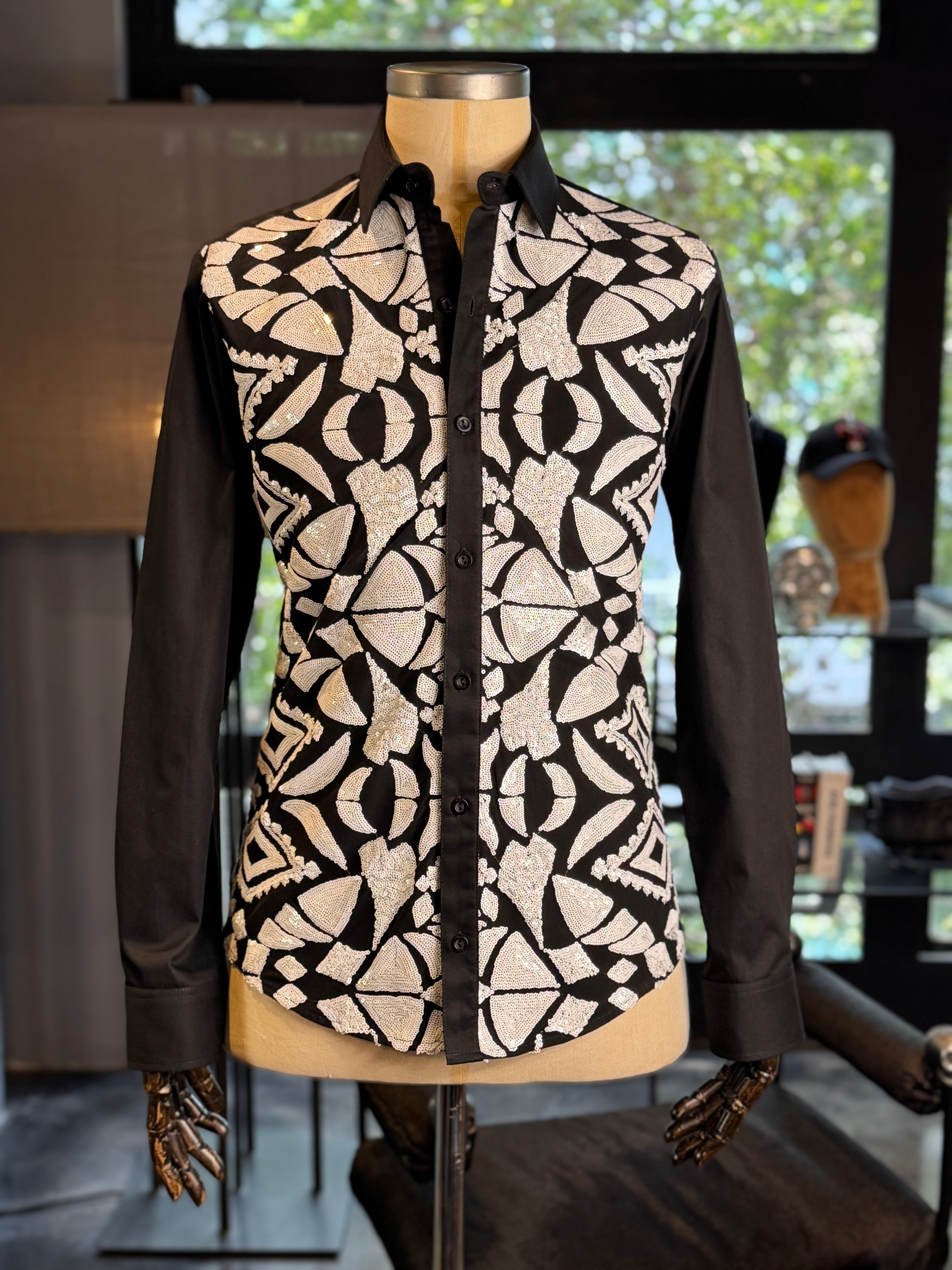 Camisa figuras blancas