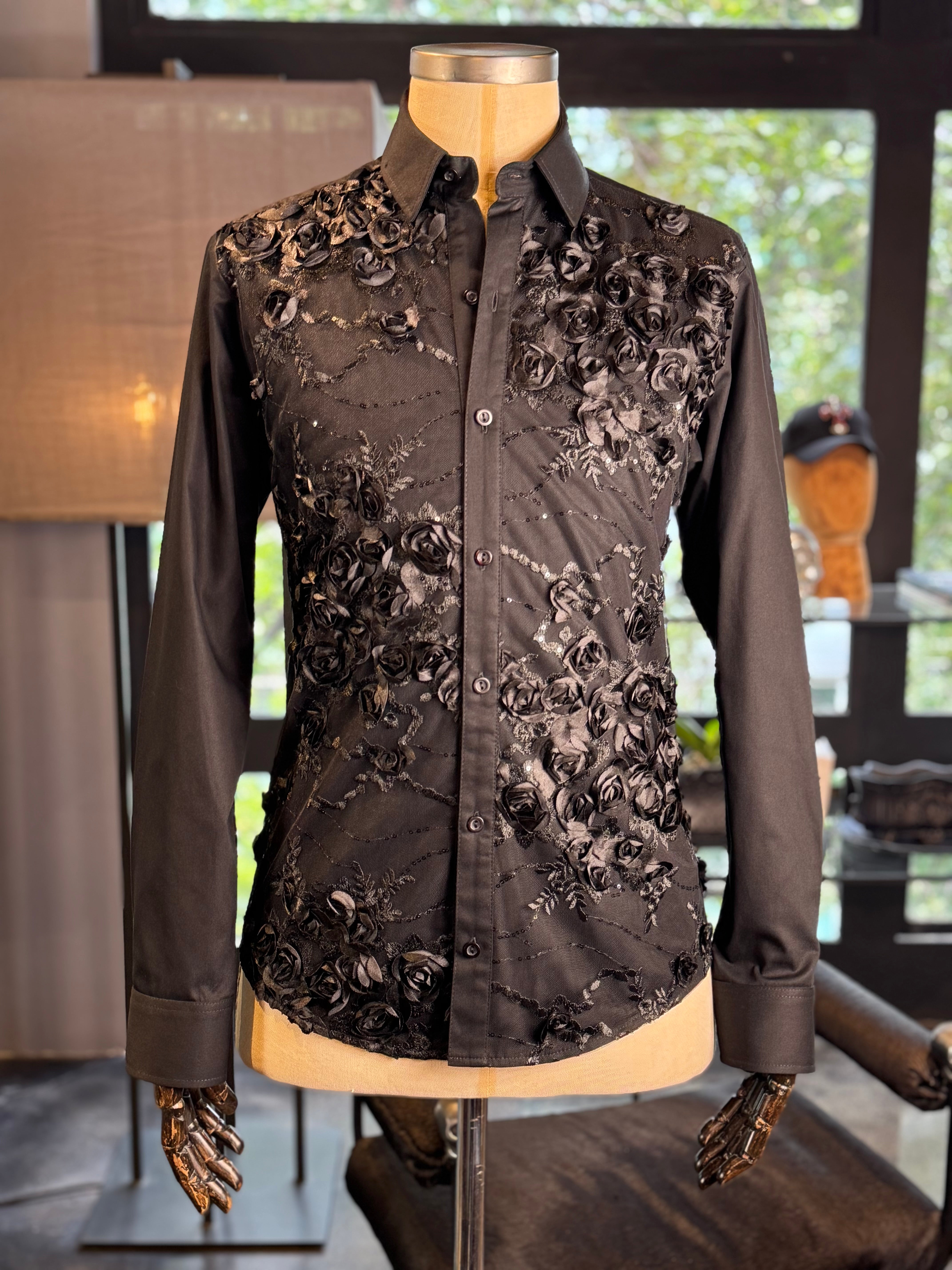 Camisa flores relieve negra