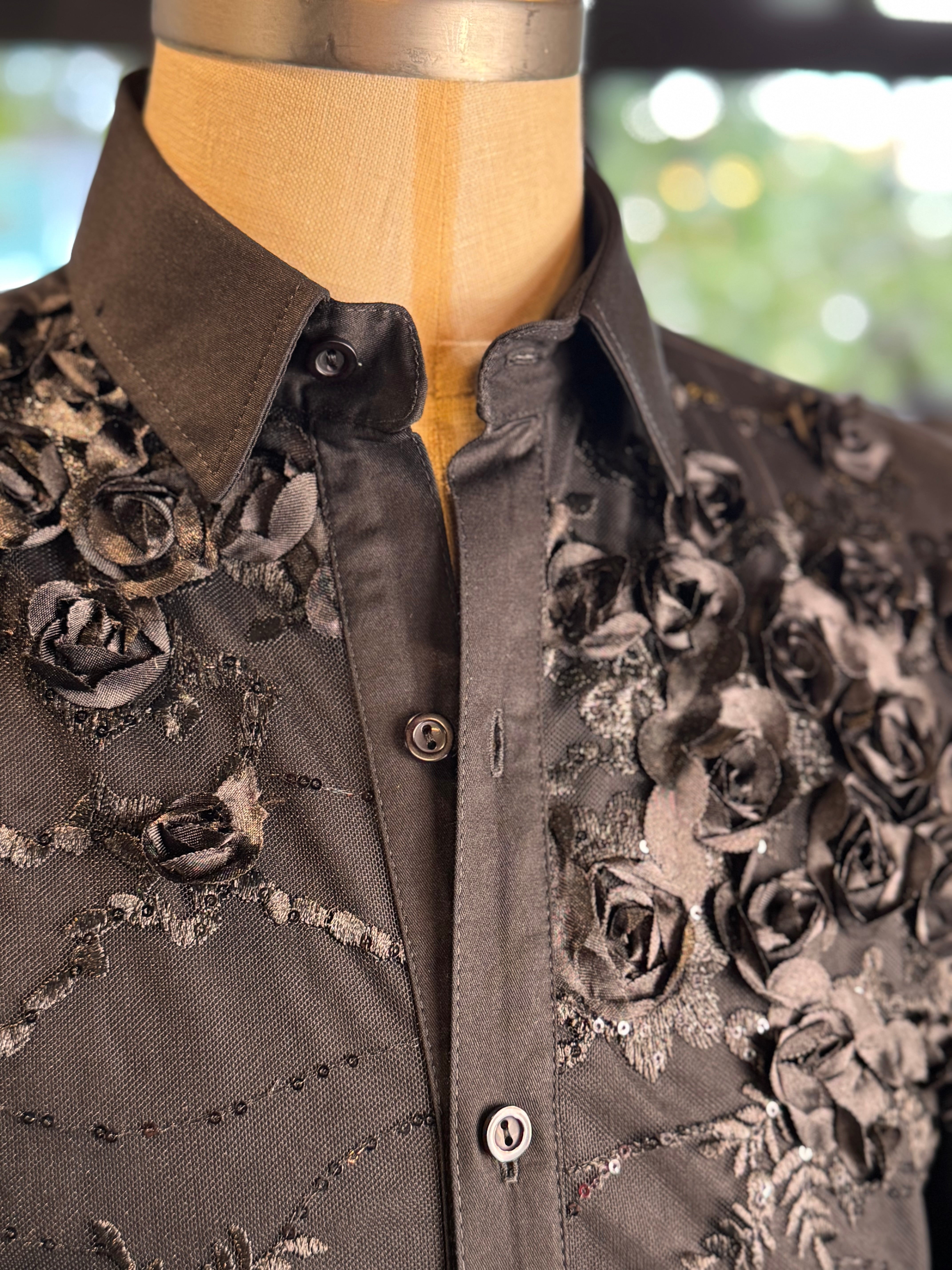 Camisa flores relieve negra