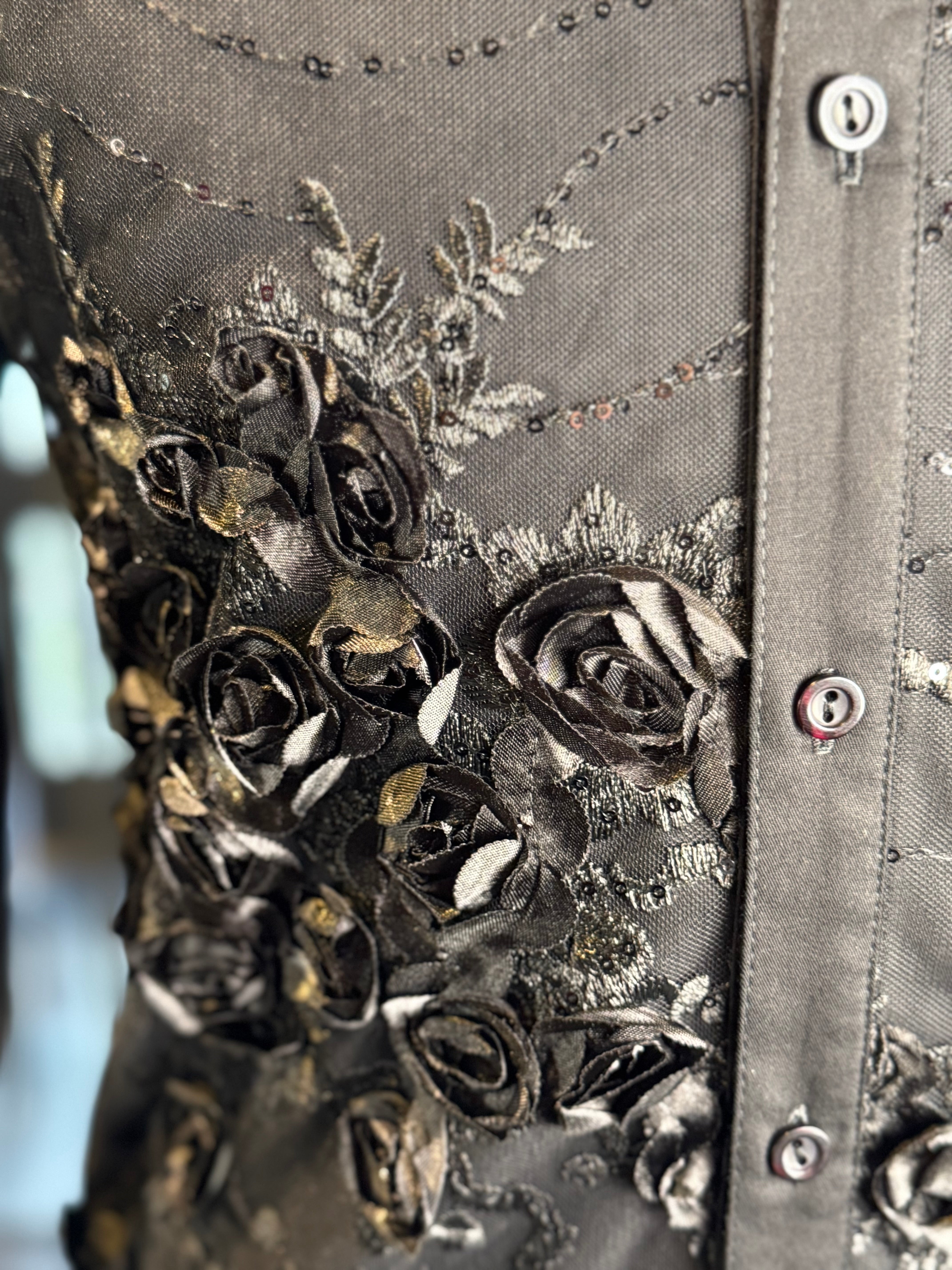 Camisa flores relieve negra