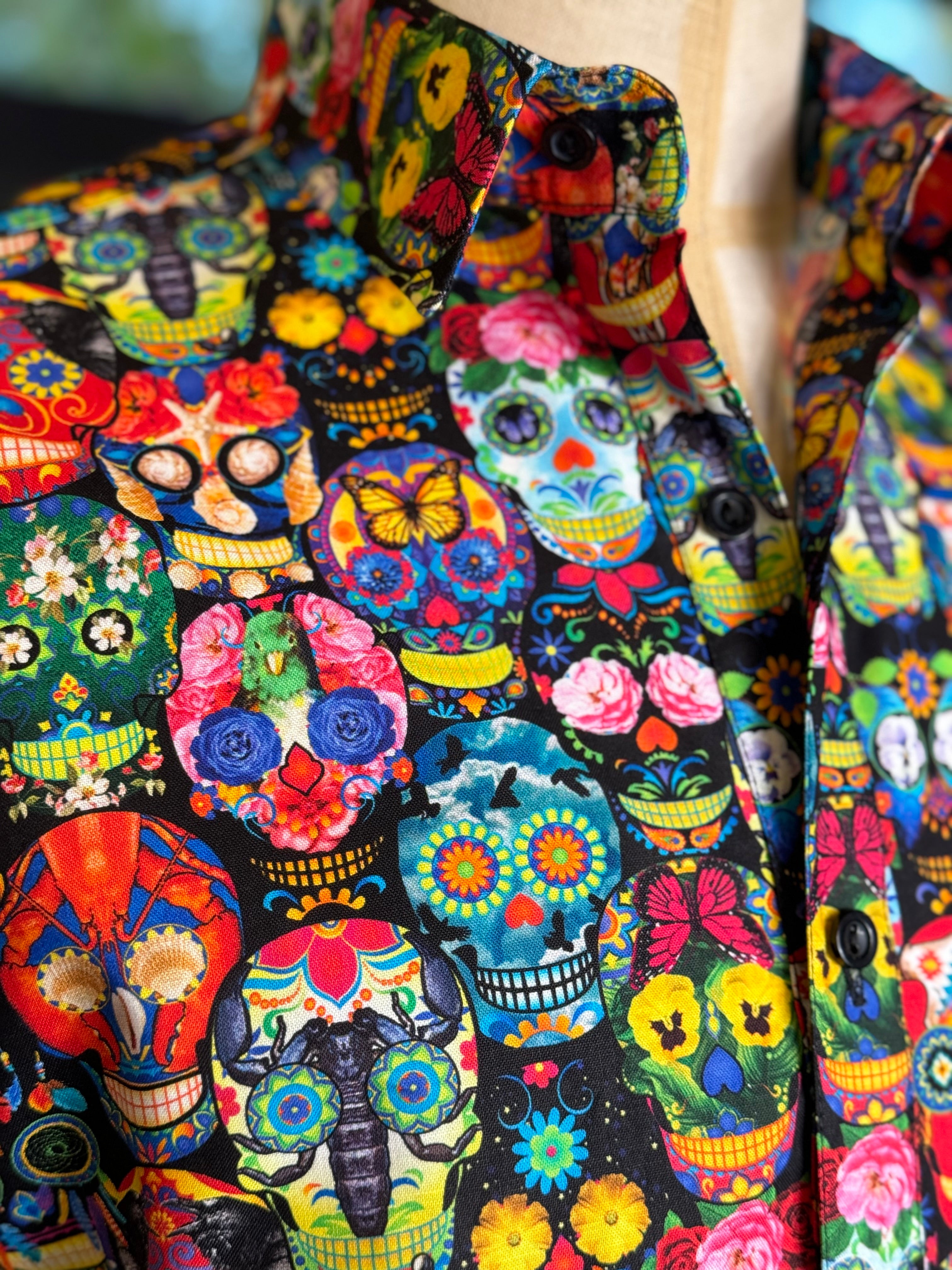 Camisa calaveras multicolor