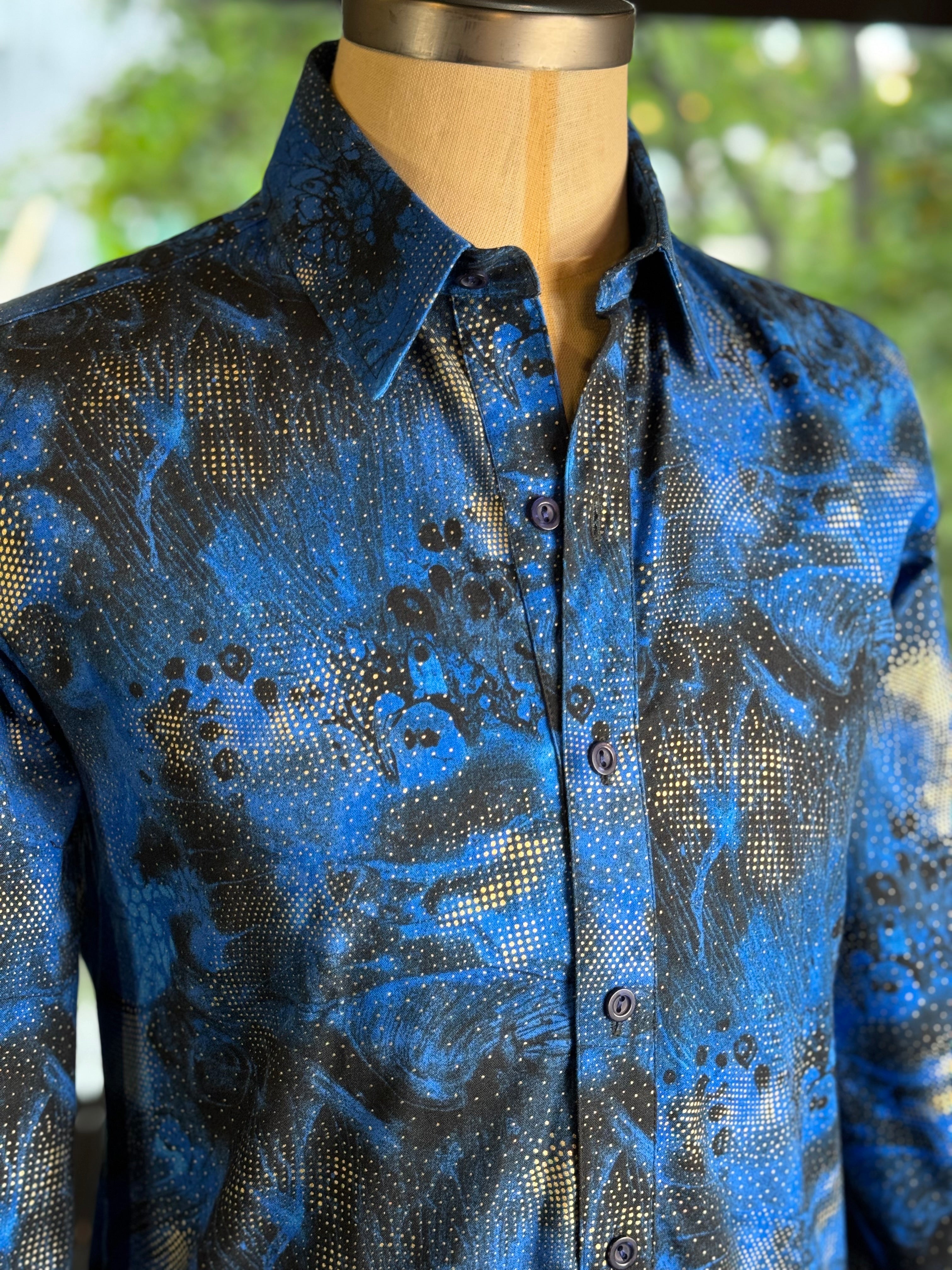 Camisa azul píxel dorado