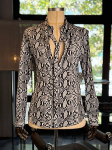 Camisa corbatín serpiente