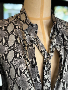Camisa corbatín serpiente