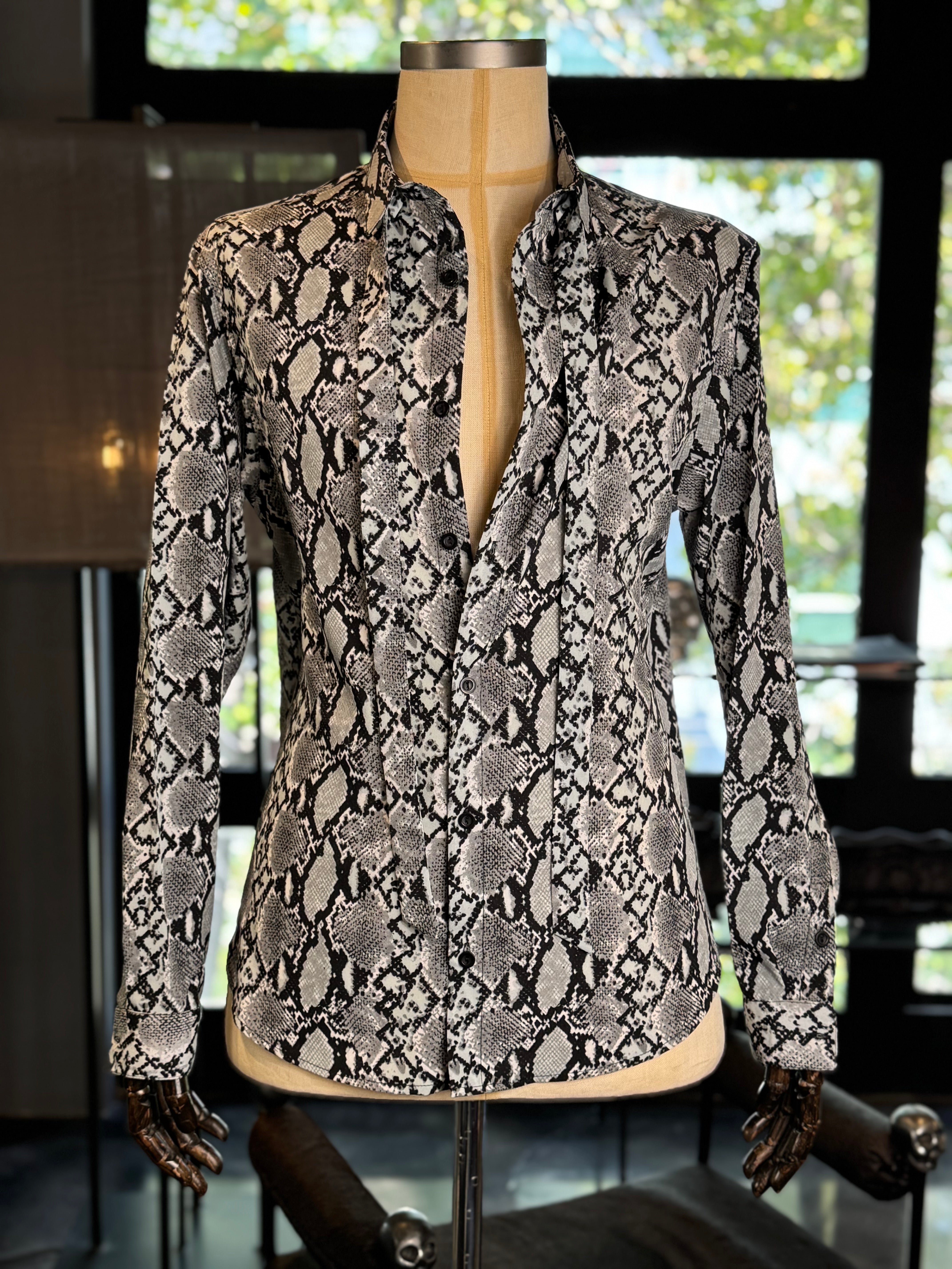 Camisa corbatín serpiente