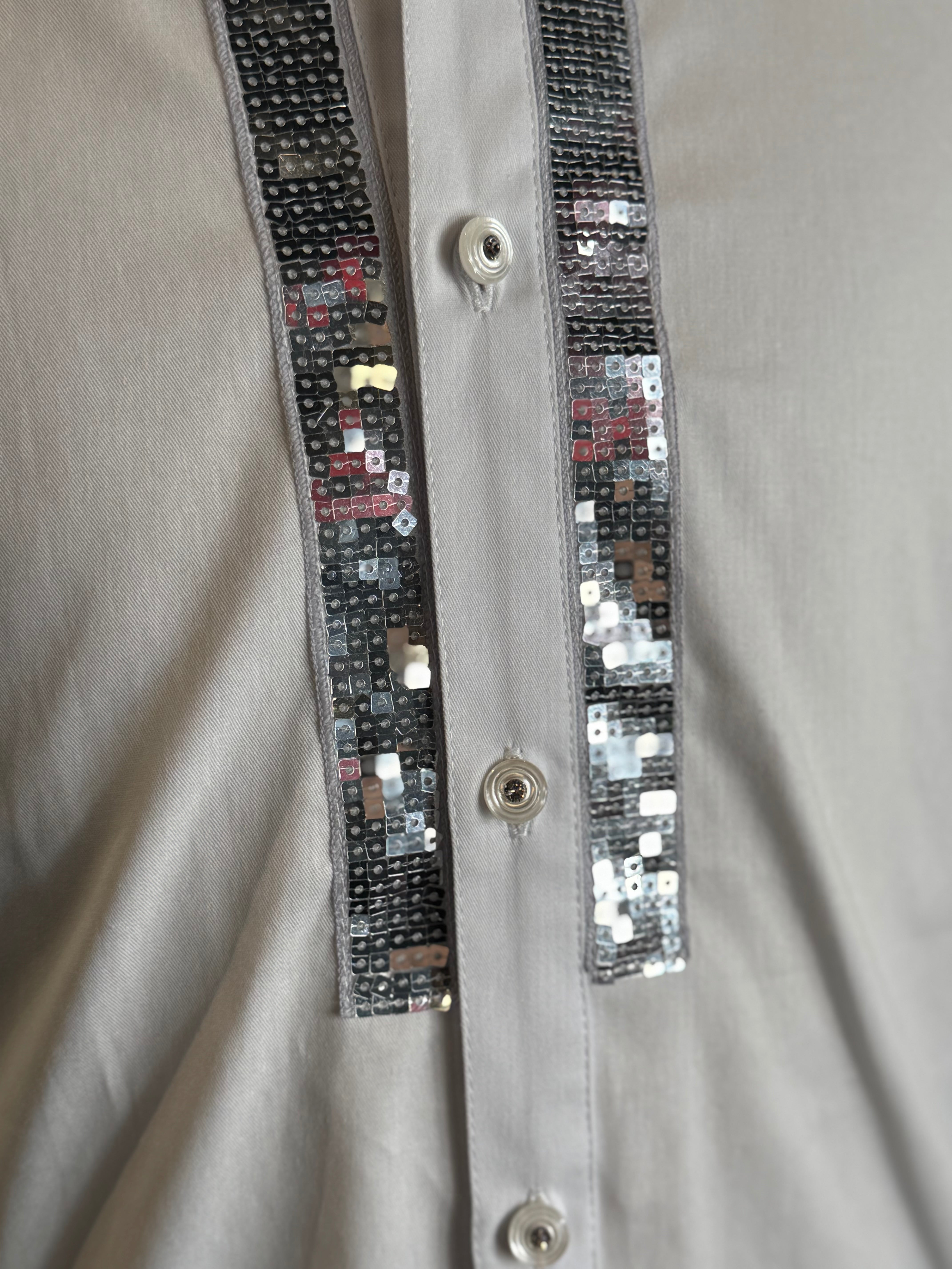 Camisa blanca tira lentejuela plata