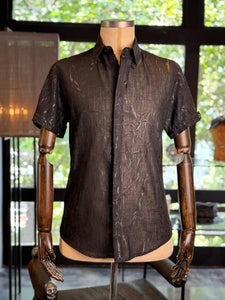 Camisa manga corta negra arrugada