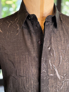 Camisa manga corta negra arrugada
