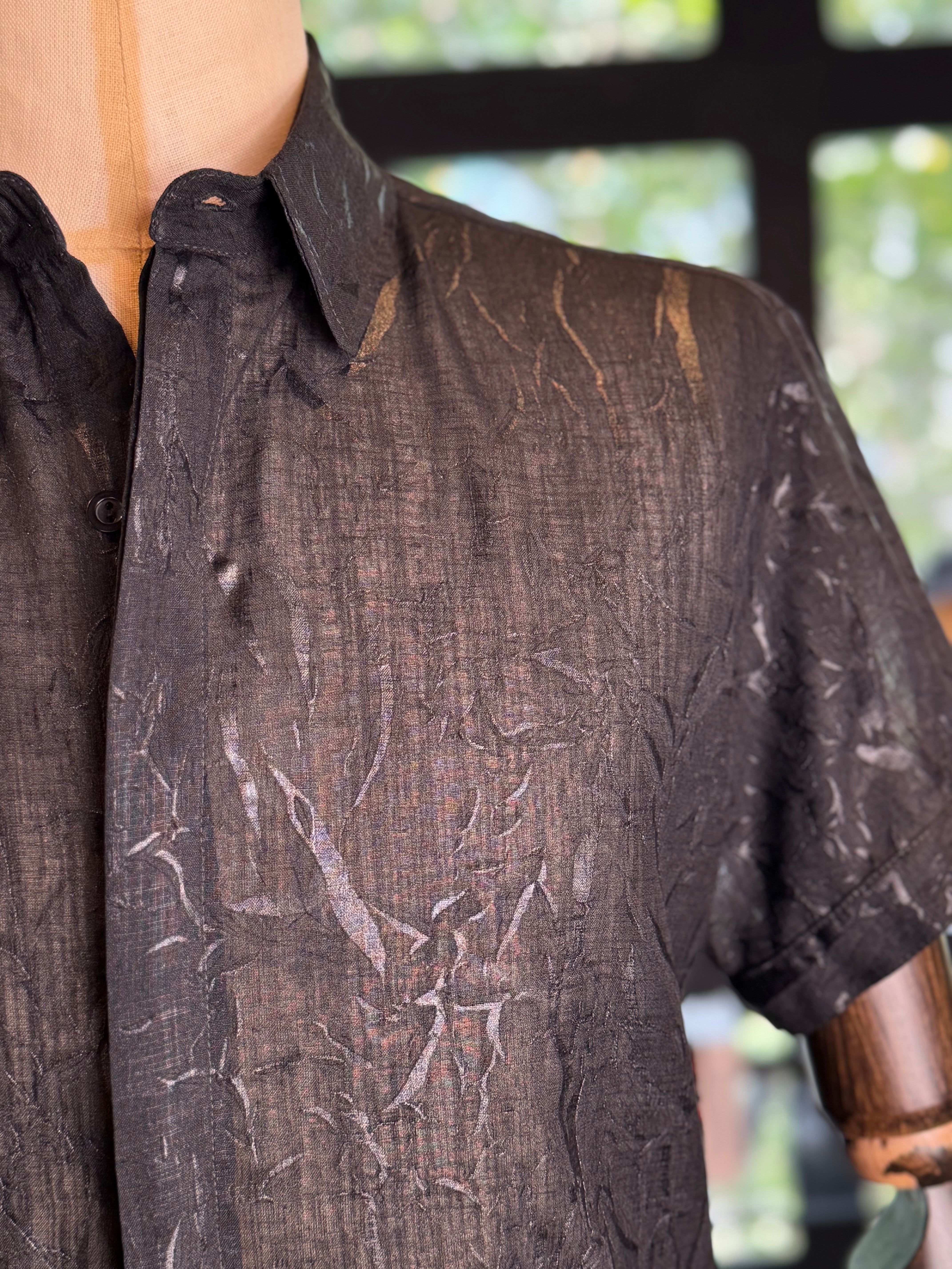 Camisa manga corta negra arrugada