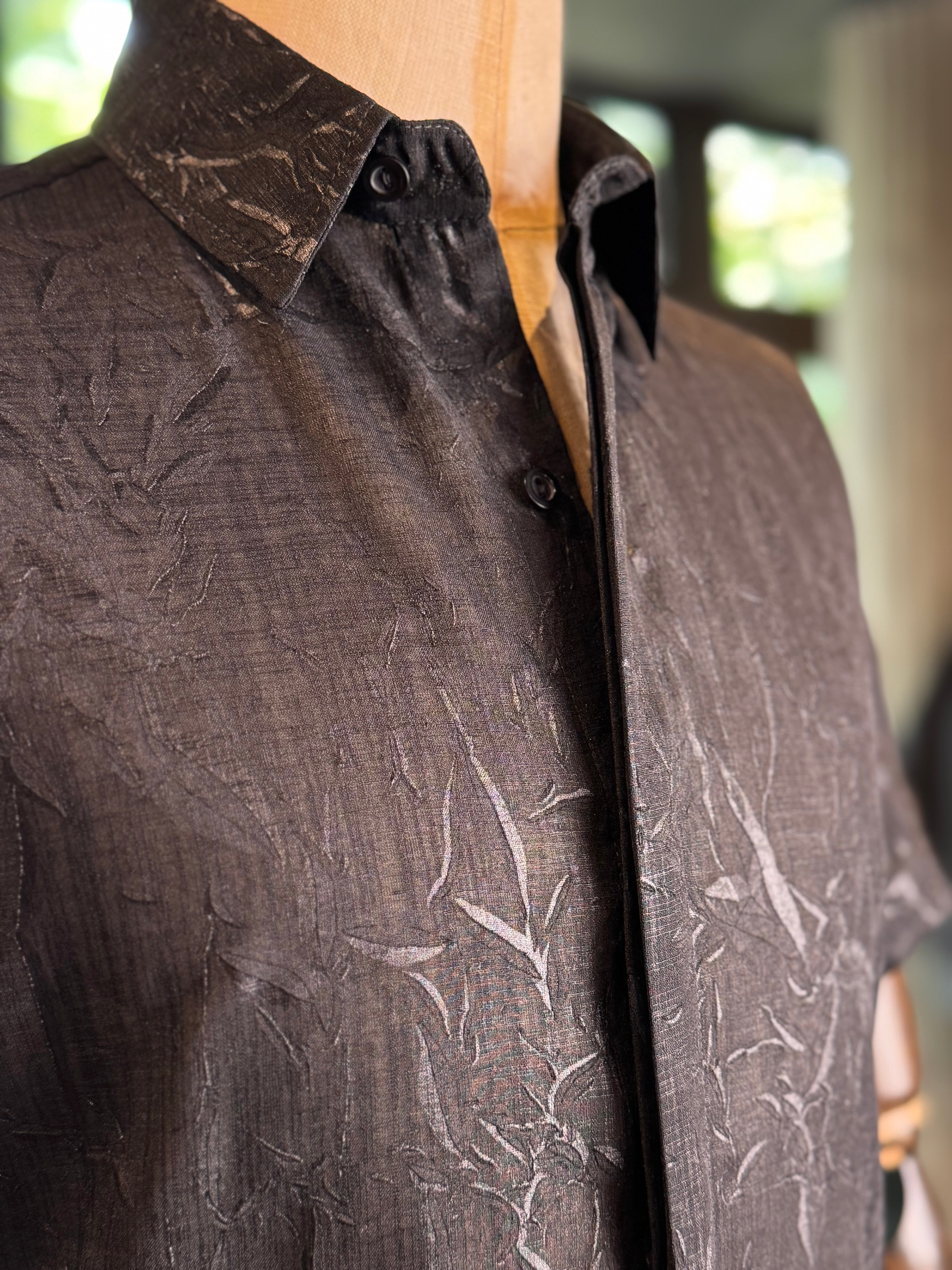 Camisa manga corta negra arrugada