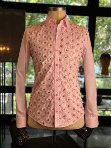 Camisa rosa flores relieve