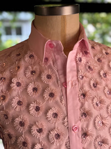Camisa rosa flores relieve