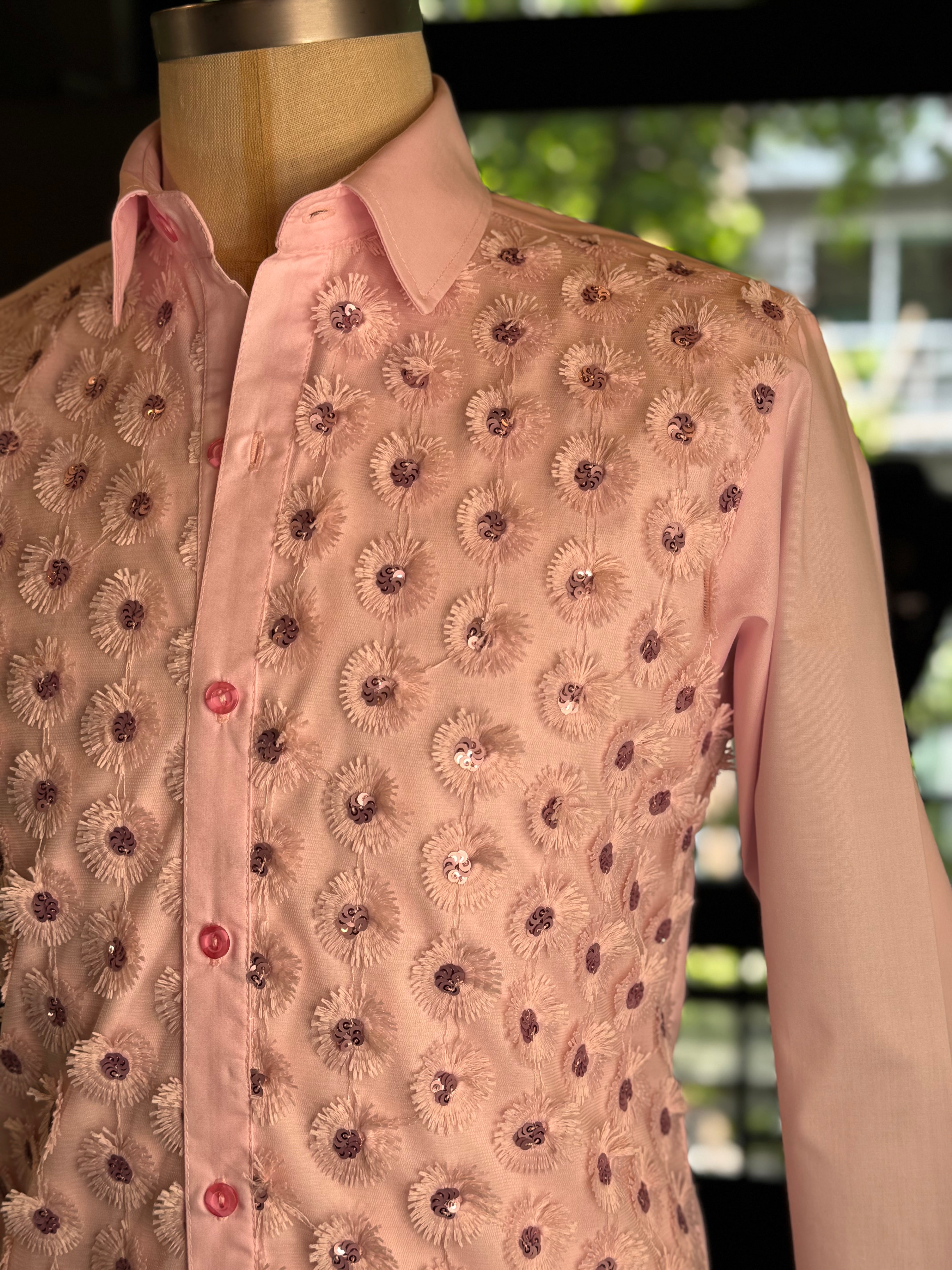 Camisa rosa flores relieve