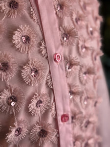 Camisa rosa flores relieve