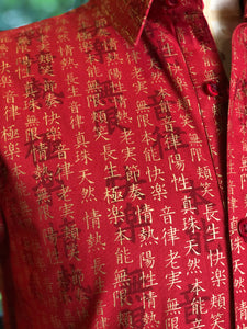 Camisa escritura oriental roja